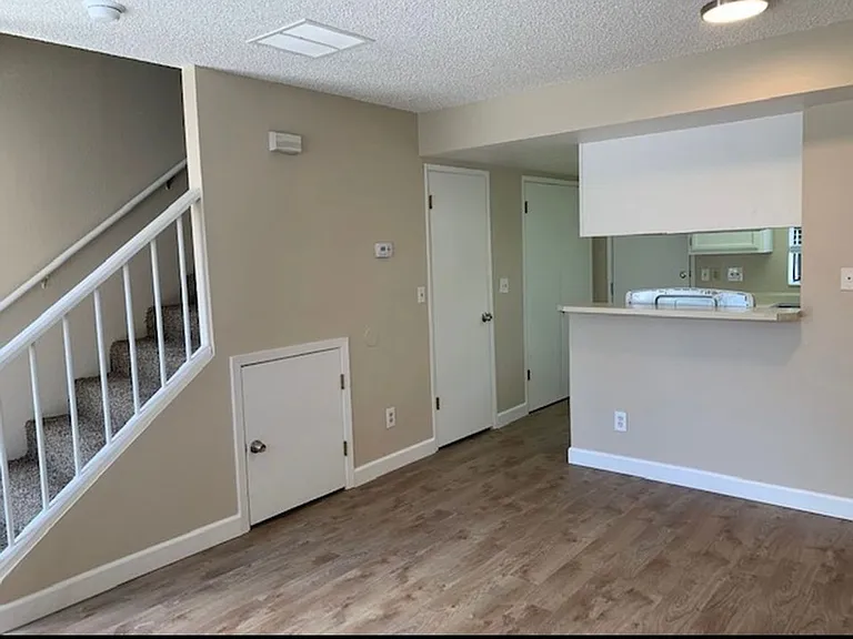 927 Manhattan St — Photo 3