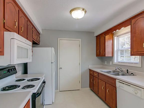 3rd image of 417 Sandburg Dr