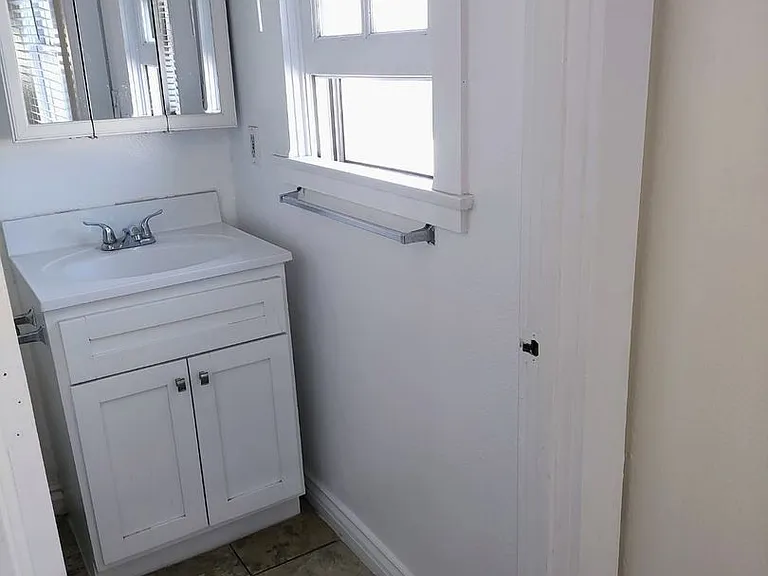 1724 E 4th ST — Photo 13