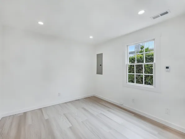 4330 Manhattan Avenue image 12 of 31