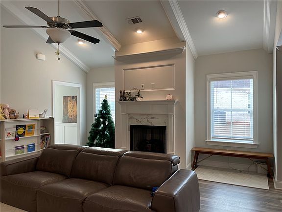 5th image of 2620 Oxbury St