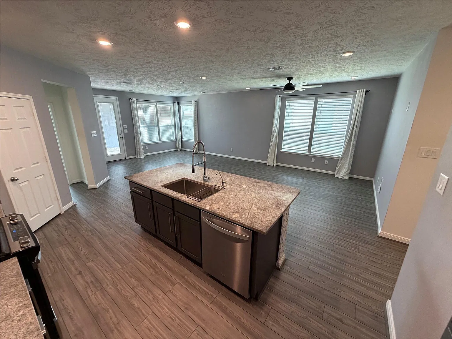 3 bed, 2.0 bath, 1621 sqft, $1,800 — Photo 4