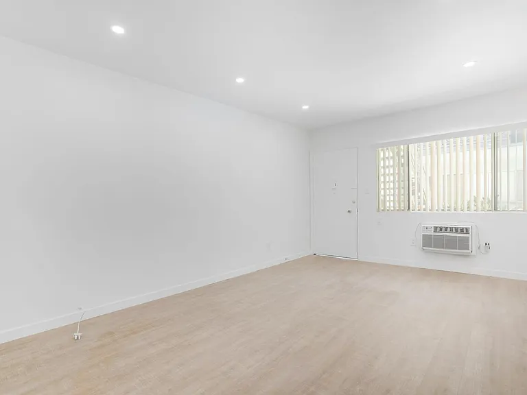 323 E Chestnut St #19 — Photo 6