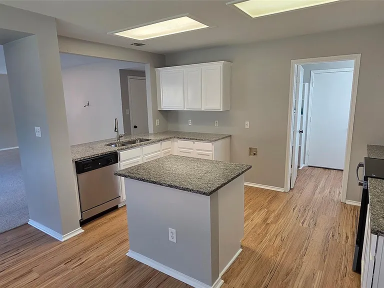 3037 Bradford Park Dr — Photo 10