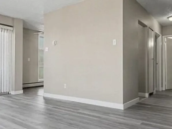 McLaren Manor, 10720 111th St NW, Edmonton, AB T5H 3G3
