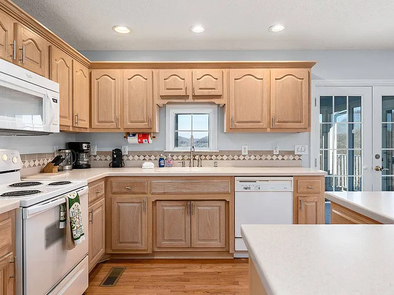 1038 Lakeside Dr — Photo 20