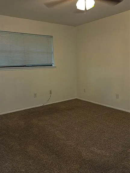 210 E Witt St — Photo 13