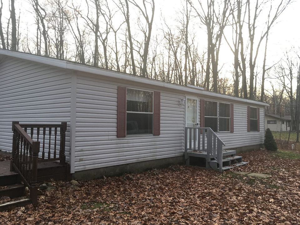 3 bedroom 2 bath Manufactured home walking distance to your Deeded Lake Access! This would make a gr