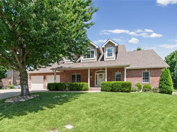 702 Bellerive Ct, Lansing, KS 66043
