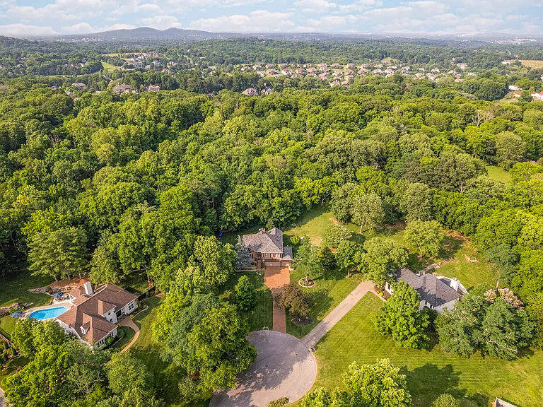 Located in a beautiful family-oriented neighborhood in Brentwood, only 15 miles to downtown Nashville and 10 miles to Franklin.