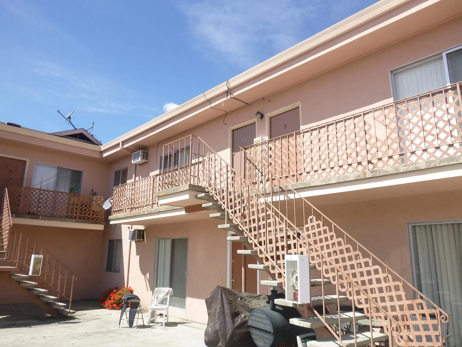 2 bed, 820 sqft, $2,100 — Photo 2