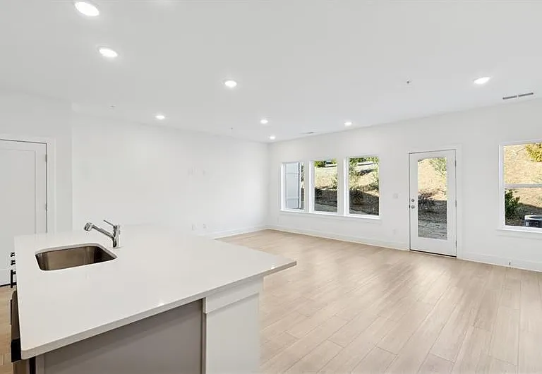 198 Redbud Rd — Photo 2