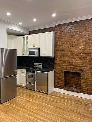 2nd image of 128 E 83rd St APT 5D