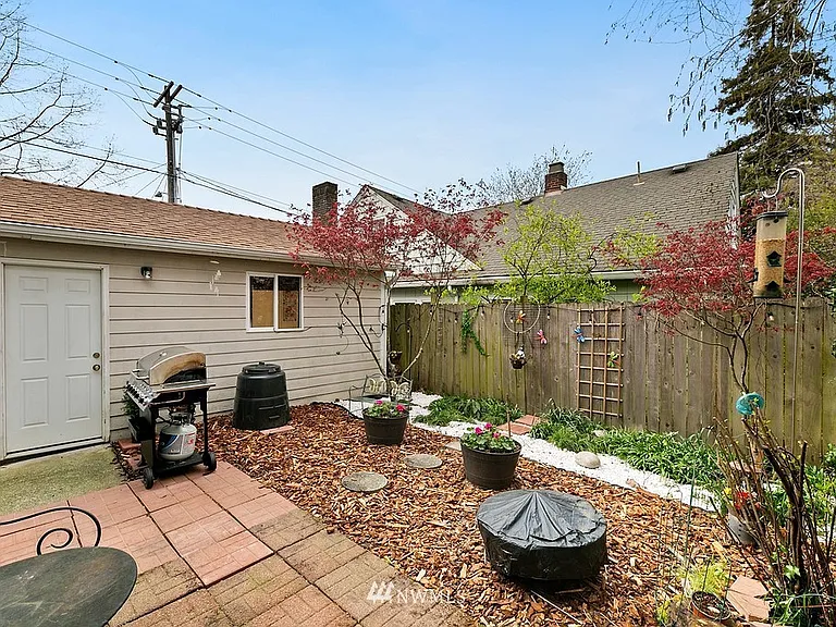 704 NE 53rd St #3 — Photo 36