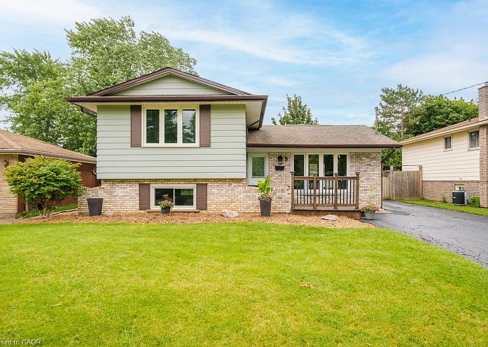 1st image of 8 Acadia Cres
