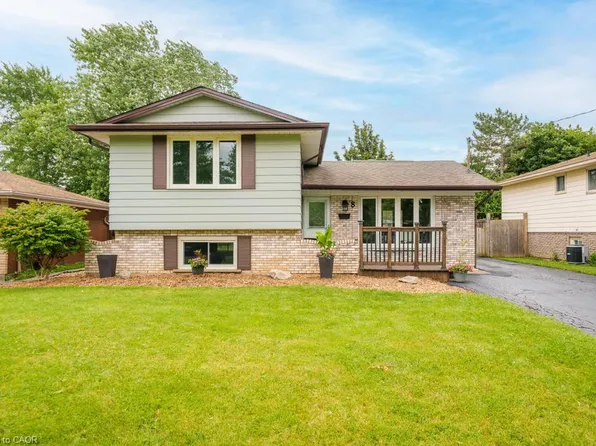 8 Acadia Cres, Saint Catharines, ON L2P 1H8