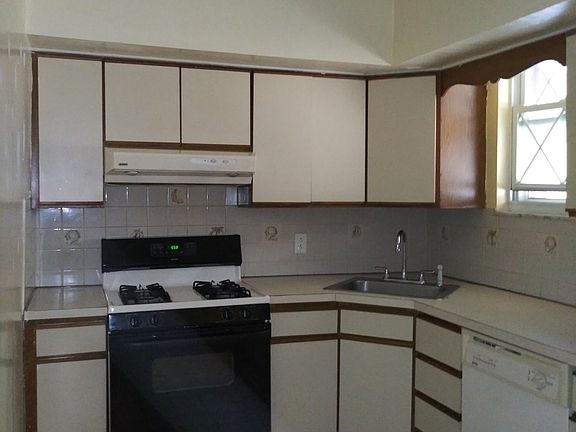 Eat-in kitchen with modern appliances