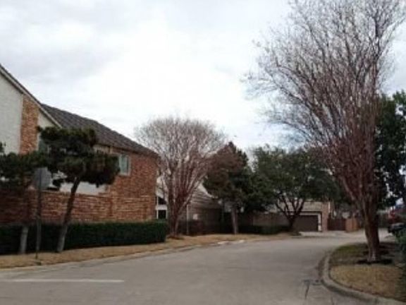 Exterior Neighborhood (street photo)