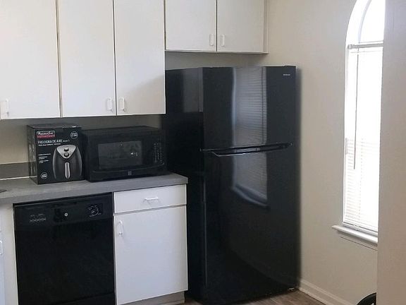 5th image of 709 Mary Robert Ln