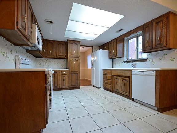 4th image of 846 S Chateau Dr