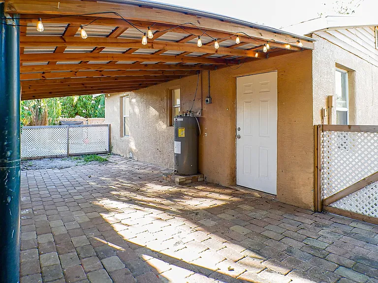 3040-3042 Douglas Ave — Photo 12