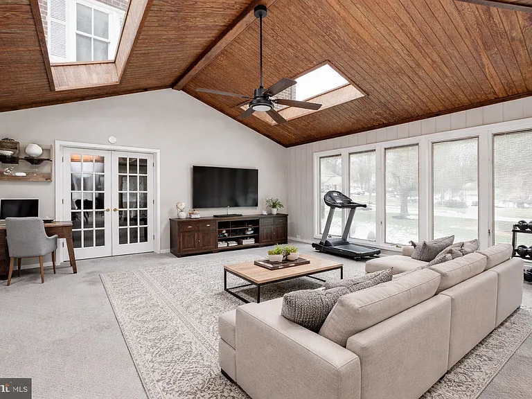 Styled for Inspiration

This room is unfurnished, but we've included AI-staged photos as an example to help you visualize how beautiful the space can look when furnished.

Think bright, airy, and full of potential, a space you can truly make your own.