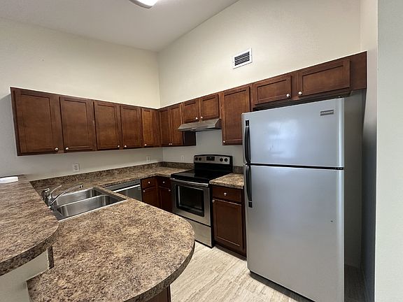 4th image of 2050 Foxwood Dr