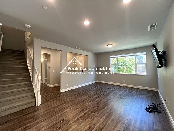 4th image of 101 Huddlestone Cir