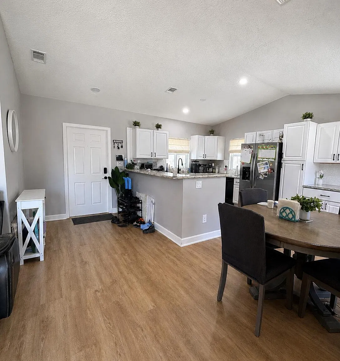 3 bed, 2.0 bath, 1197 sqft, $3,300 — Photo 3