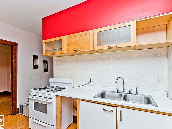 5th image of 4037 W Oakdale Ave #2