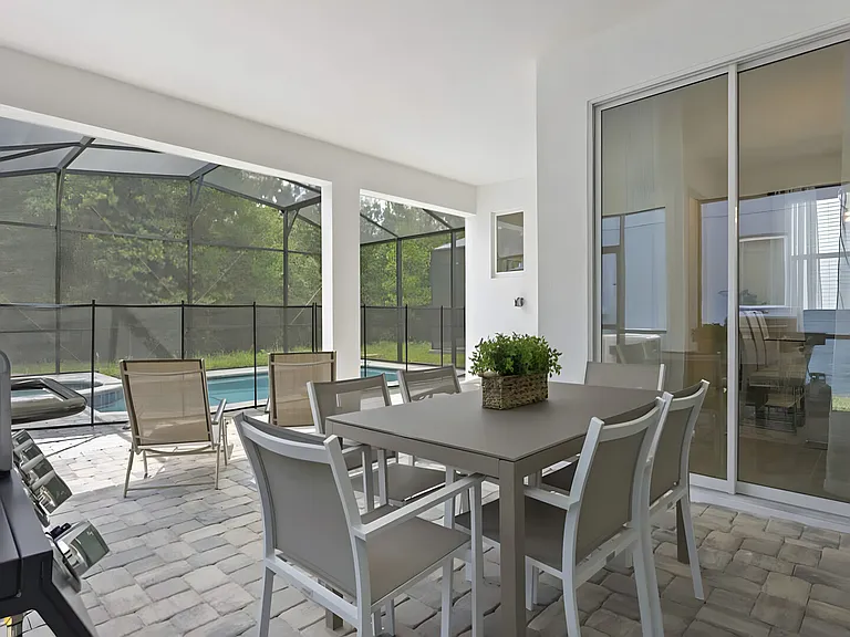 Tropical Palms Cir — Photo 15