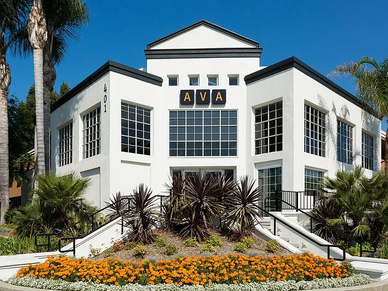 Leasing entrance