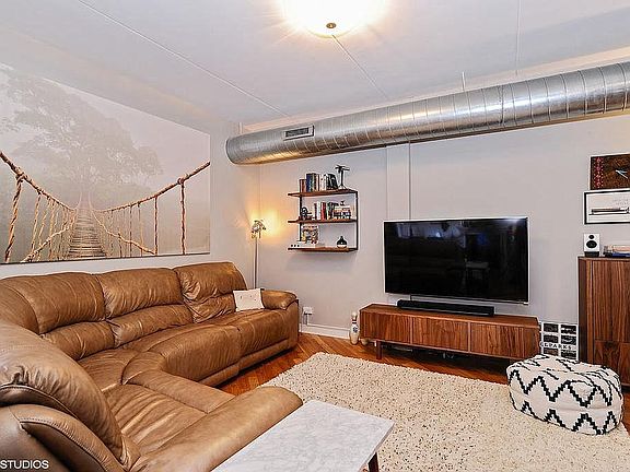 5th image of 3550 W Montrose Ave #P-11