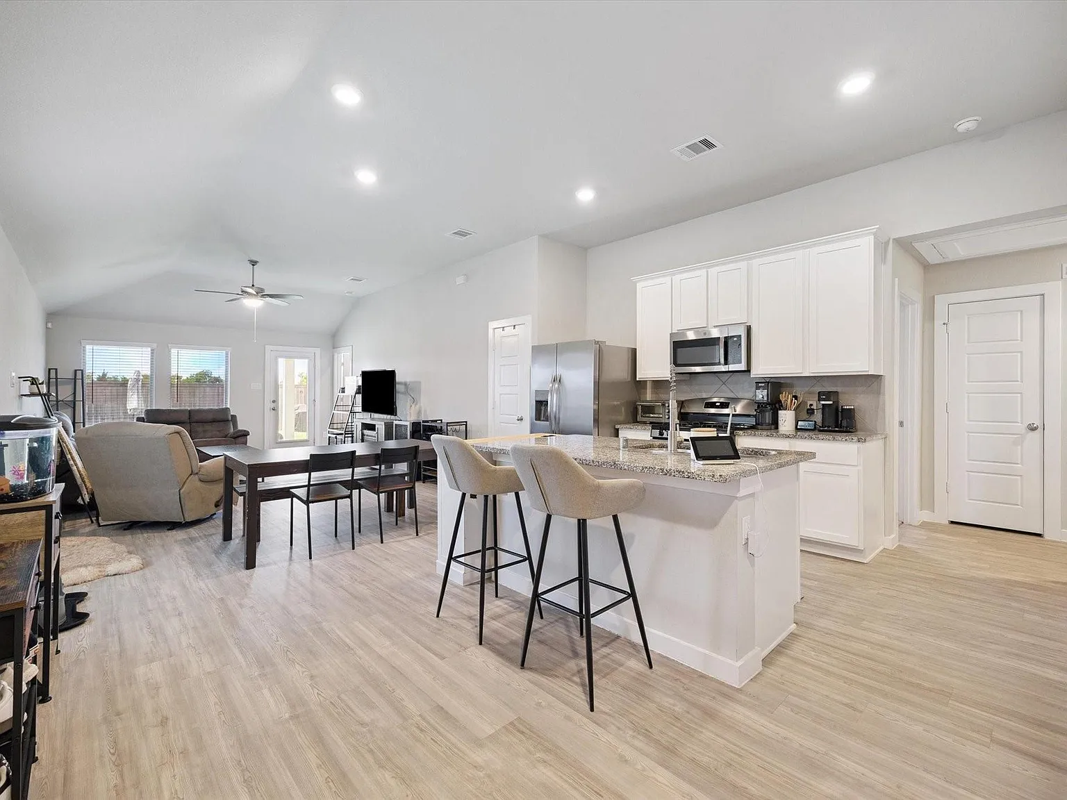 3 bed, 2.0 bath, 1372 sqft, $2,200 — Photo 2
