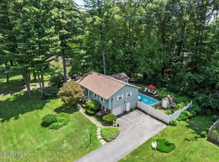 8 Ivy Ct, Clifton Park, NY 12065
