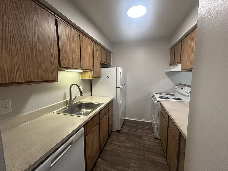 Woodland Villa Apartments — Photo 34