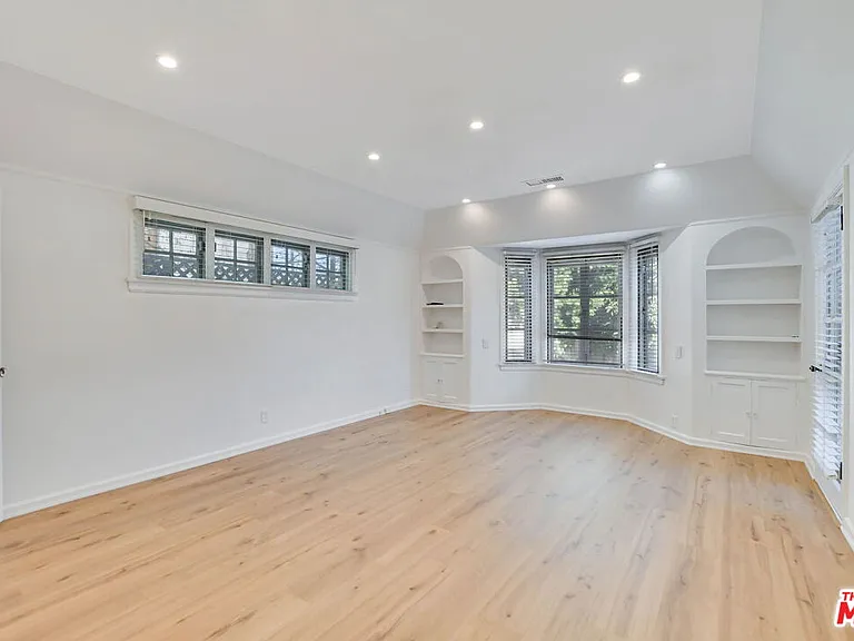 344 S Swall Dr — Photo 15