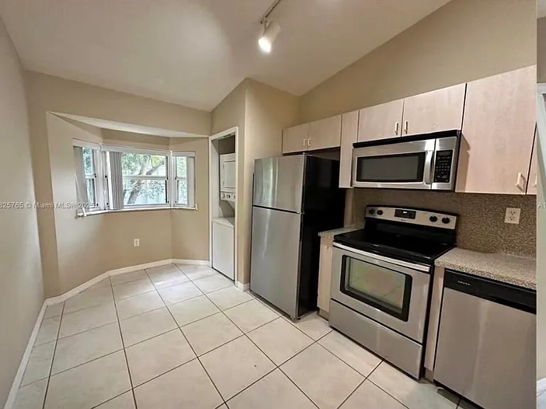 1250 SE 26th St #204 — Photo 3