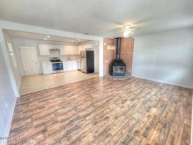 3919 Skycrest Dr — Photo 5