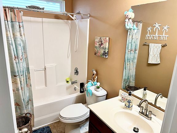 3rd image of 725 Bonita Loop