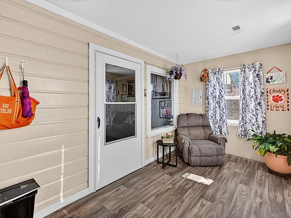 4th image of 4 Caren St