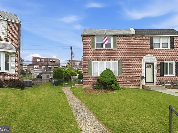 2nd image of 522 Parkview Cir