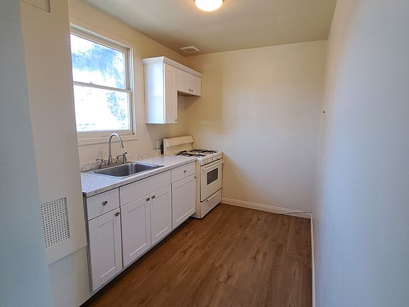 4th image of 301 N Hollywood Way APT B