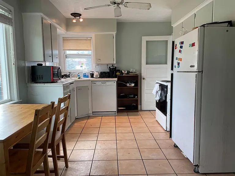 1368 Davis Ave — Photo 2