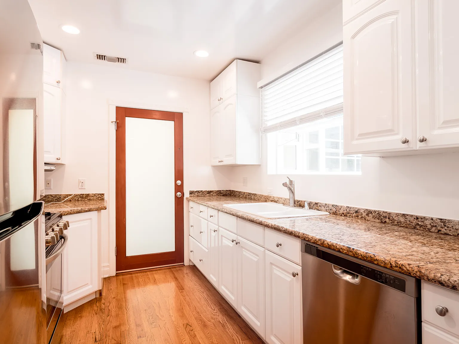 2 bed, 1.5 bath, 975 sqft, $4,225 — Photo 4