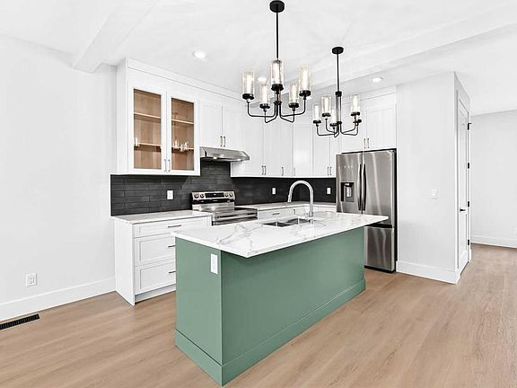 3rd image of 20 S Lakewood Way