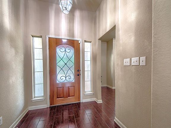 5th image of 1009 Oak Ridge