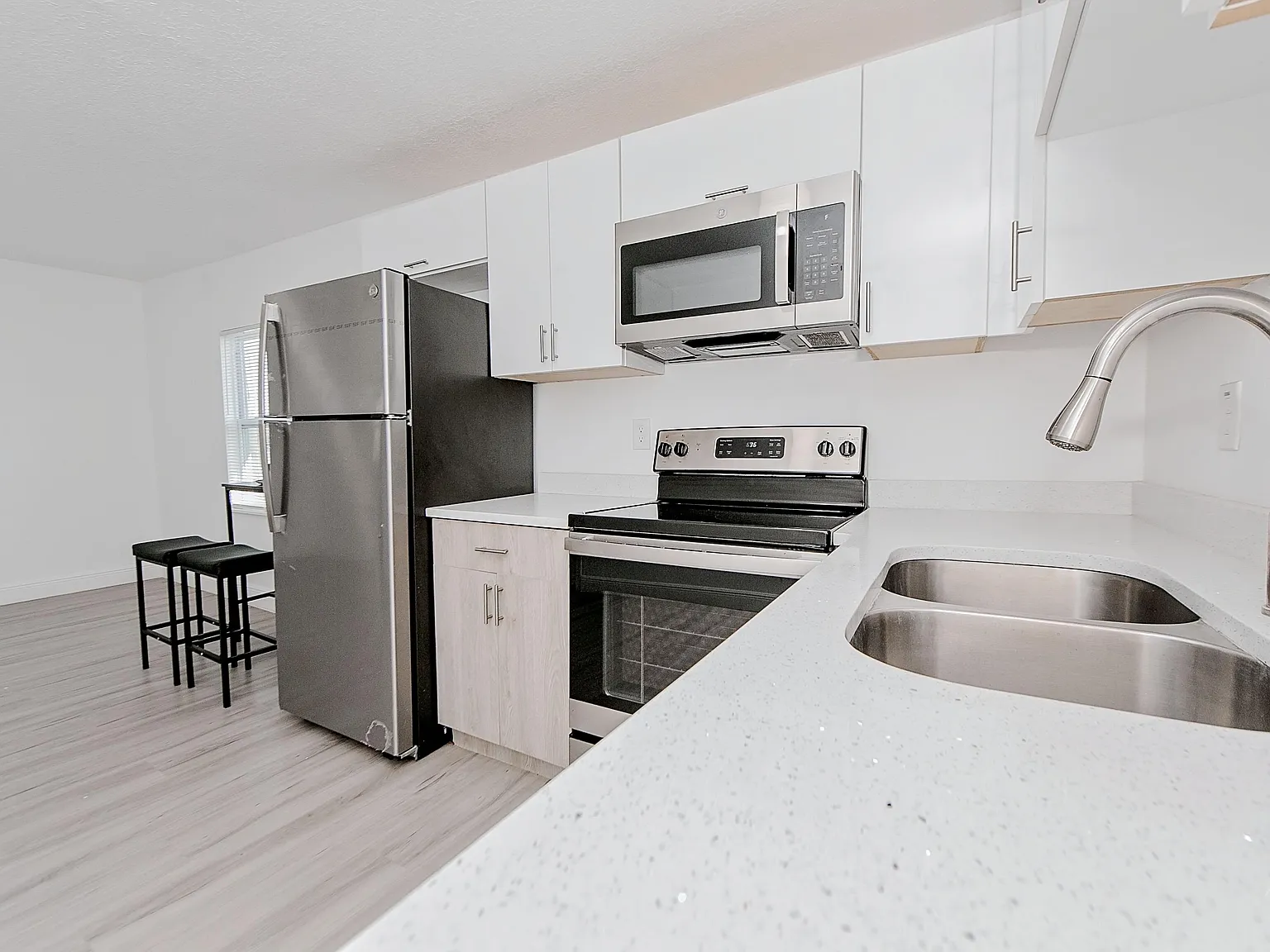 2 bed, 1.0 bath, 600 sqft, $1,027 — Photo 3