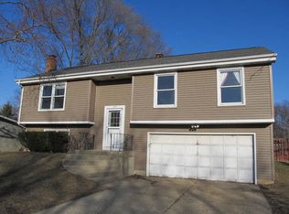 1415 N Edgewood Ln, McHenry, IL 60051