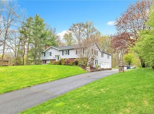 16 Fawn Meadow Dr, Trumbull, CT 06611